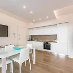 Lejlighed Stylish Poolside Apartment, Jesolo-venice
