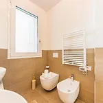 Stylish Poolside Apartment, Jesolo-venice Lejlighed