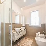 Stylish Poolside Apartment, Jesolo-venice Lejlighed