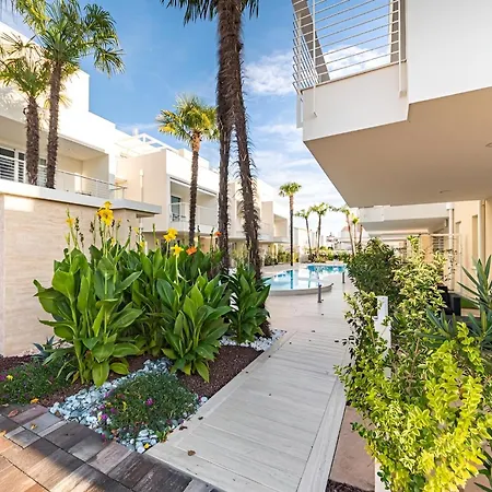 Stylish Poolside Apartment, Jesolo-venice