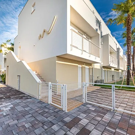 Lejlighed Stylish Poolside Apartment, Jesolo-venice Lido di Jesolo