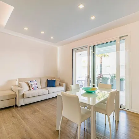 Stylish Poolside Apartment, Jesolo-venice