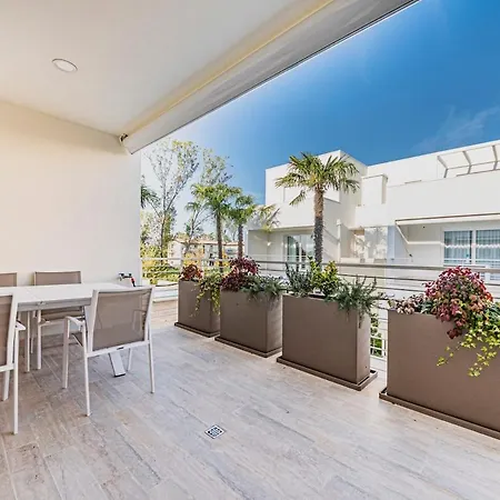 Lejlighed Stylish Poolside Apartment, Jesolo-venice *