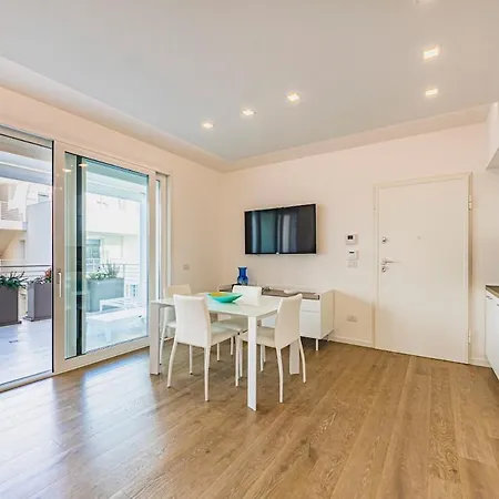 Stylish Poolside Apartment, Jesolo-venice *