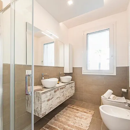 Stylish Poolside Apartment, Jesolo-venice Apartmán