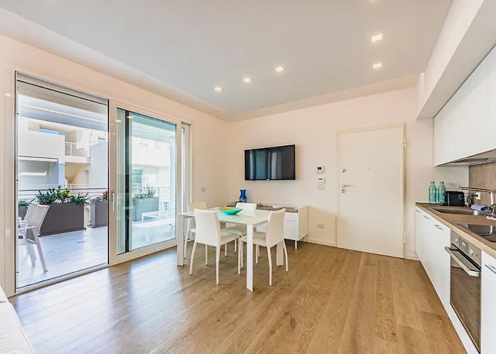 Stylish Poolside Apartment, Jesolo-venice *