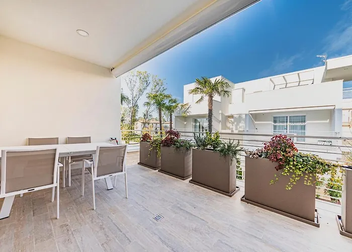 Apartman Stylish Poolside Apartment, Jesolo-venice *